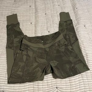 Athleta camo leggings with pockets, size XS